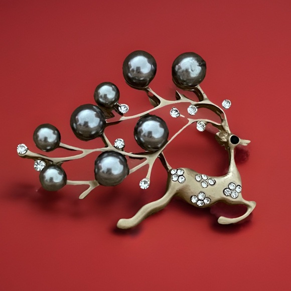 Reindeer Brooch NEW Rhinestones Faux Pearls Christmas Deer Holiday Matte Gold - Picture 1 of 11